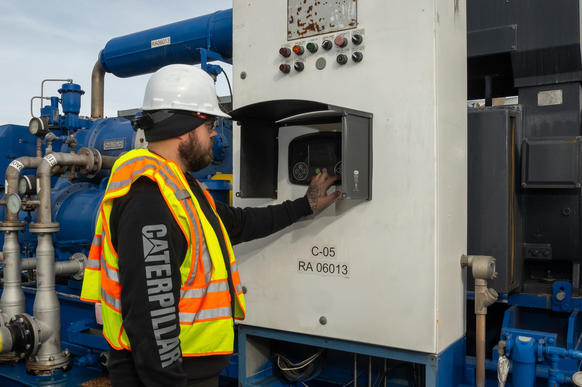 OTC-082598-technician Rental Air Compressors-edit (1)
