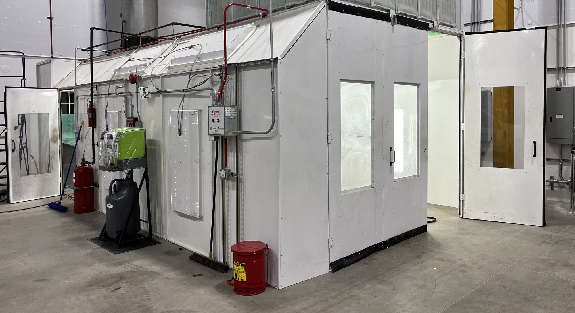 enclased paint booth 1 (1)